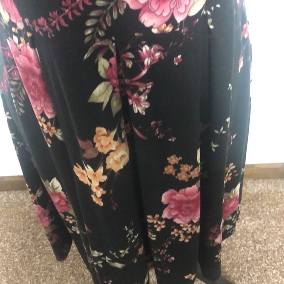 Kaileigh black floral short sleeve midi dress size medium - Picture 4 of 13